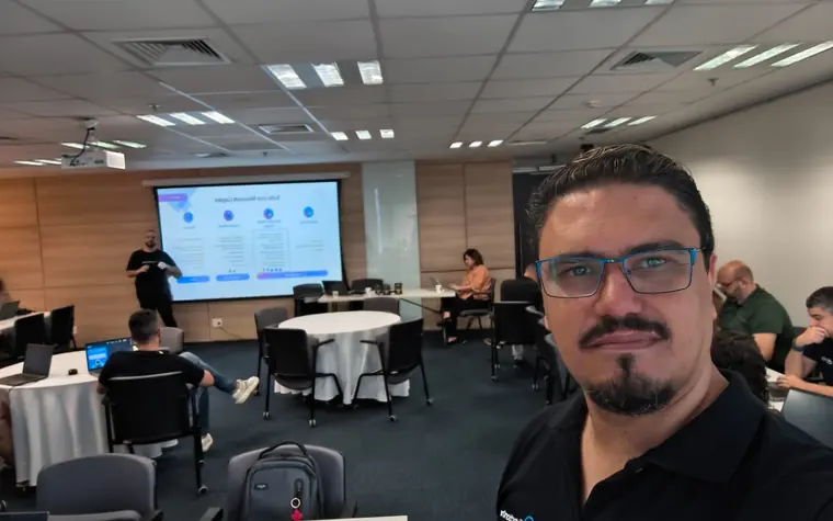 Paulo Tácio com uma turma corporativa ao fundo