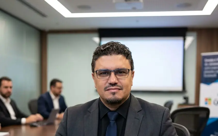 Instrutor da Corp360 em sala de reuniões com participantes de um treinamento